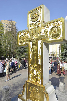 Памятный крест за Воскресенским собором