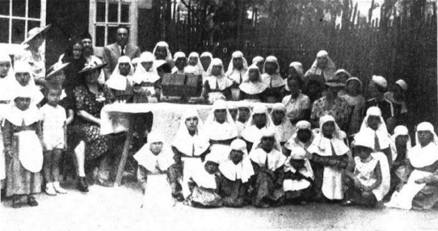 Воспитаницы «Ольгинского» приюта во время благотворительной лотереи. Шанхай, август 1938 г.