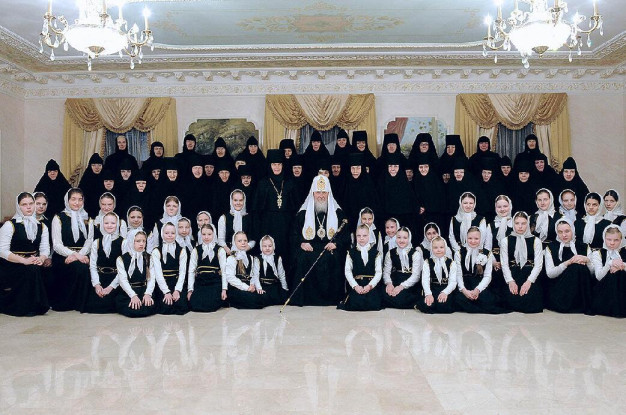 Святейший Патриарх Московский и всея Руси Кирилл с сестрами Покровской обители