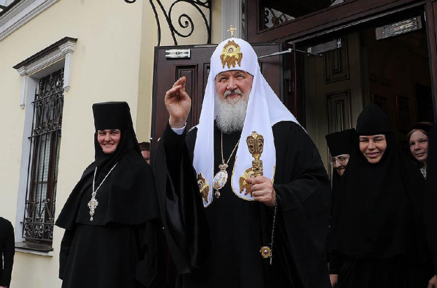 Святейший Патриарх Кирилл благословляет паломников после богослужения