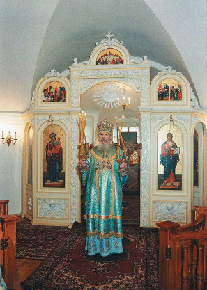 Святейший Патриарх Алексий II во время Божественной литургии 4 апреля 1998 года. 1-й этаж Покровского храма обители
