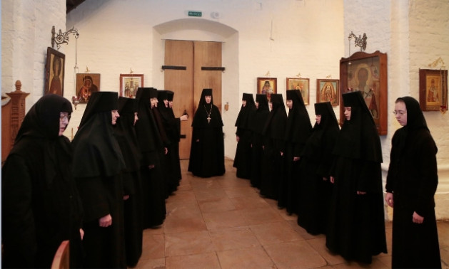 Сестры в храме Сестры в храме