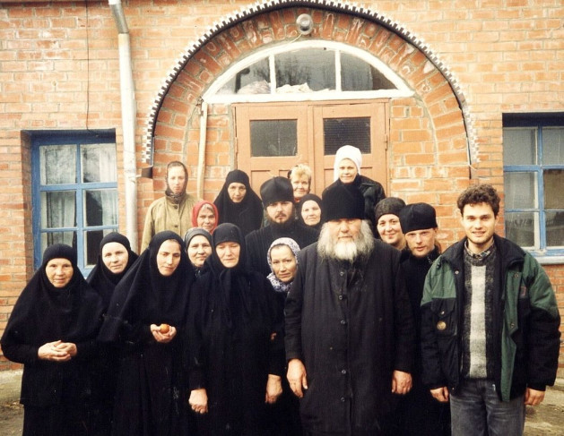 На фото: отец Ипполит и священник монастыря иеромонах Ефрем (Гаценко, †2009) (в центре второго ряда) с насельниками обители, апрель 1999 г.