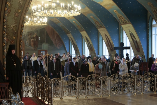 Паломники в храме Паломники в храме