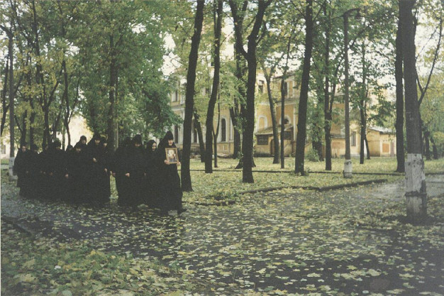 Крестный ход по территории обители. 1998 год